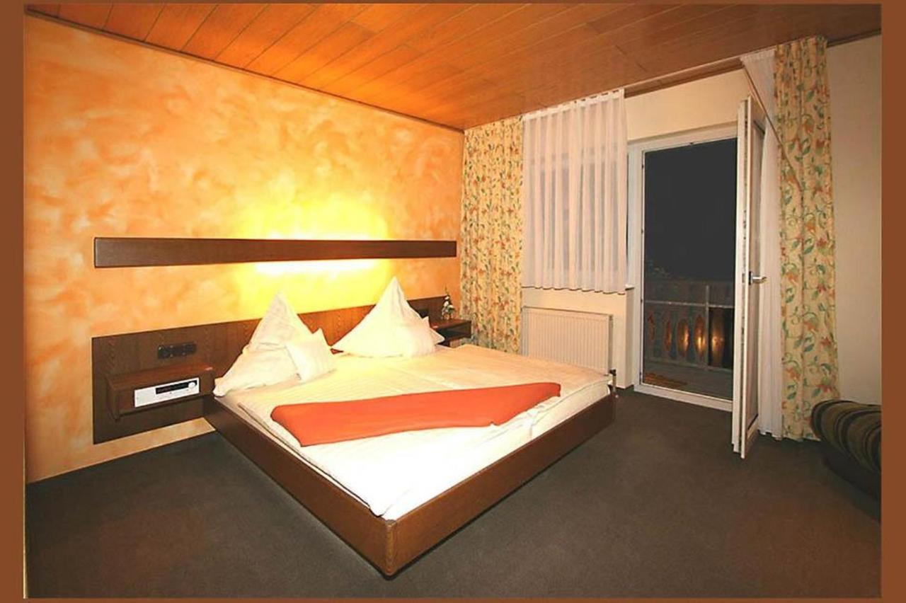 Hotel Zur Krone Ronneburg  Екстер'єр фото